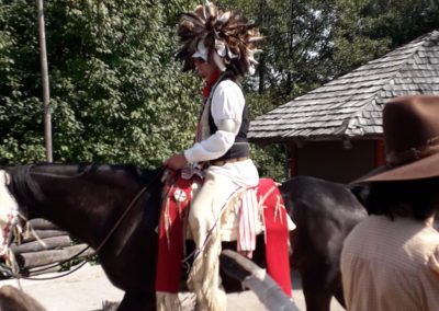 Indianer reitet auf Pferd